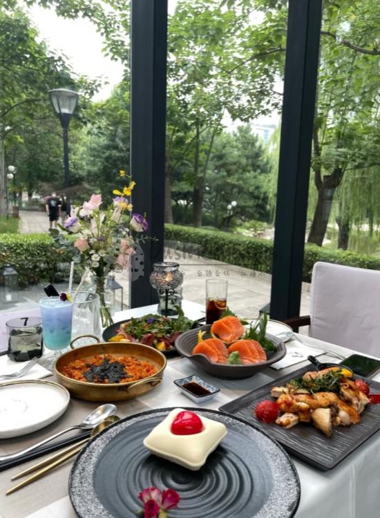 北京休闲放松探店,湖畔玻璃房里感受美食与自然相融-罗兰湖餐厅插图2北京养生休闲会所_都市减压spa体验-DushiLive都市体验网 北京休闲放松探店,湖畔玻璃房里感受美食与自然相融-罗兰湖餐厅插图2北京养生休闲会所_都市减压spa体验-DushiLive都市体验网